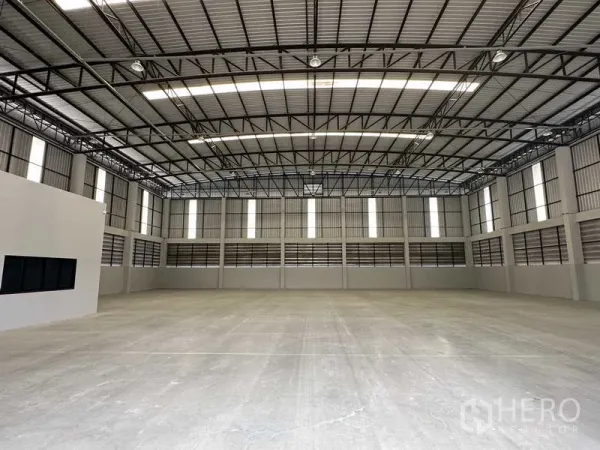 Warehouse for rent in Bang Phli, Samut Prakan - Open storage space featuring skylights, ventilation louvers, and power-ready walls.
