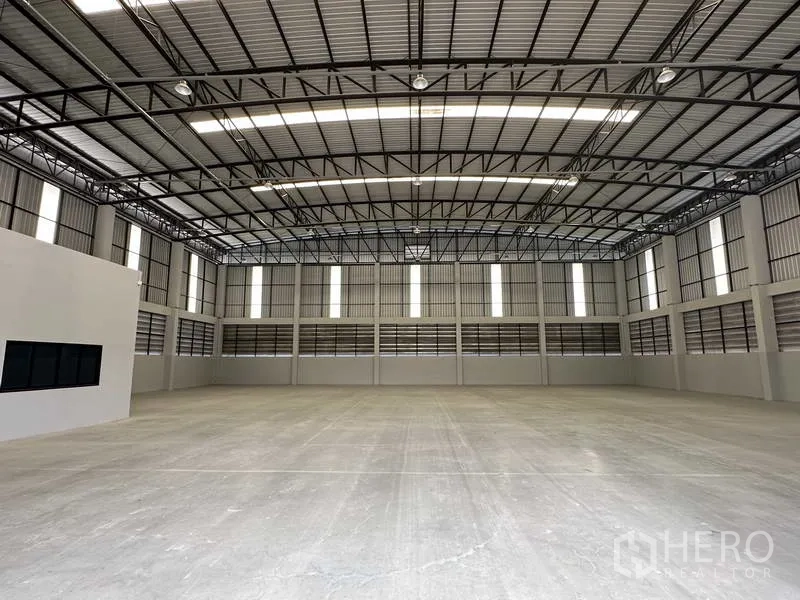 Warehouse for rent in Bang Phli, Samut Prakan - Open storage space featuring skylights, ventilation louvers, and power-ready walls.