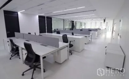 办公空间 出租在Chatuchak, Bangkok - 大型开放办公区，长条工位、隔板与移动柜。