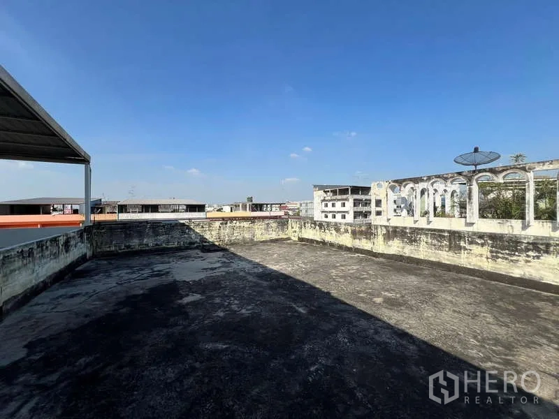 Shophouse for rent in Suan Luang, Bangkok - Rooftop terrace with open city views under a clear blue sky.