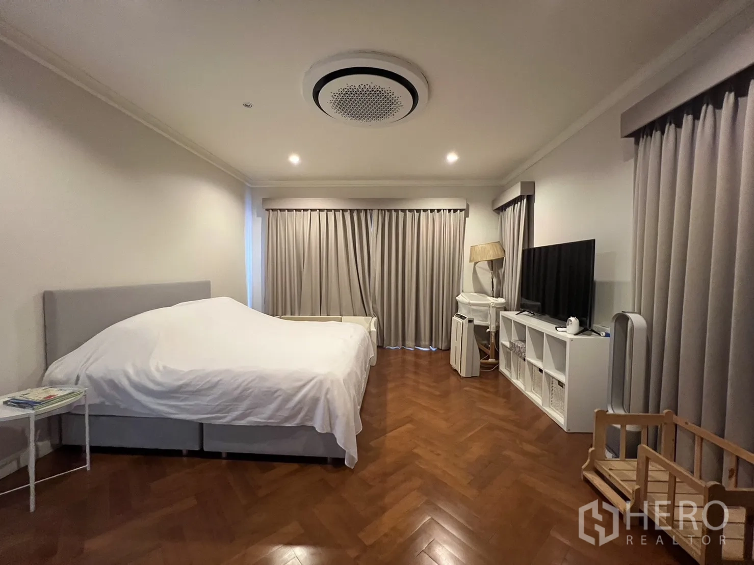 独立式住宅 出租在Suan Luang, Bangkok - 宽敞主卧，特大床与整墙窗帘。