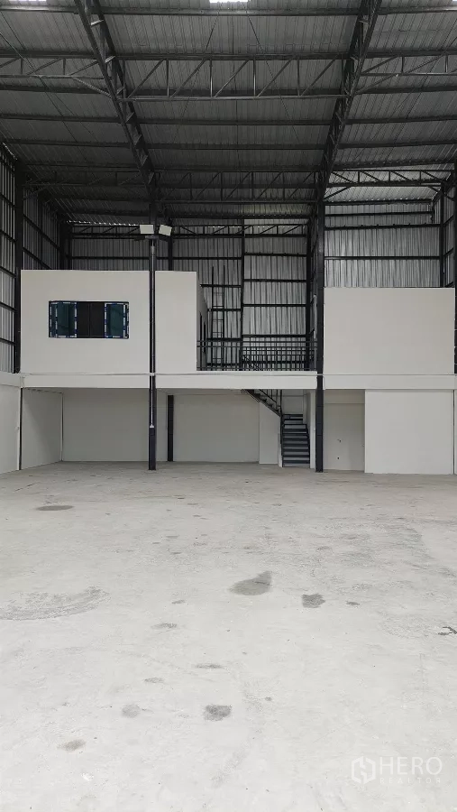 Warehouse for rent in Khlong Toei, Bangkok - Full-width view of the warehouse with mezzanine office and open floor space.