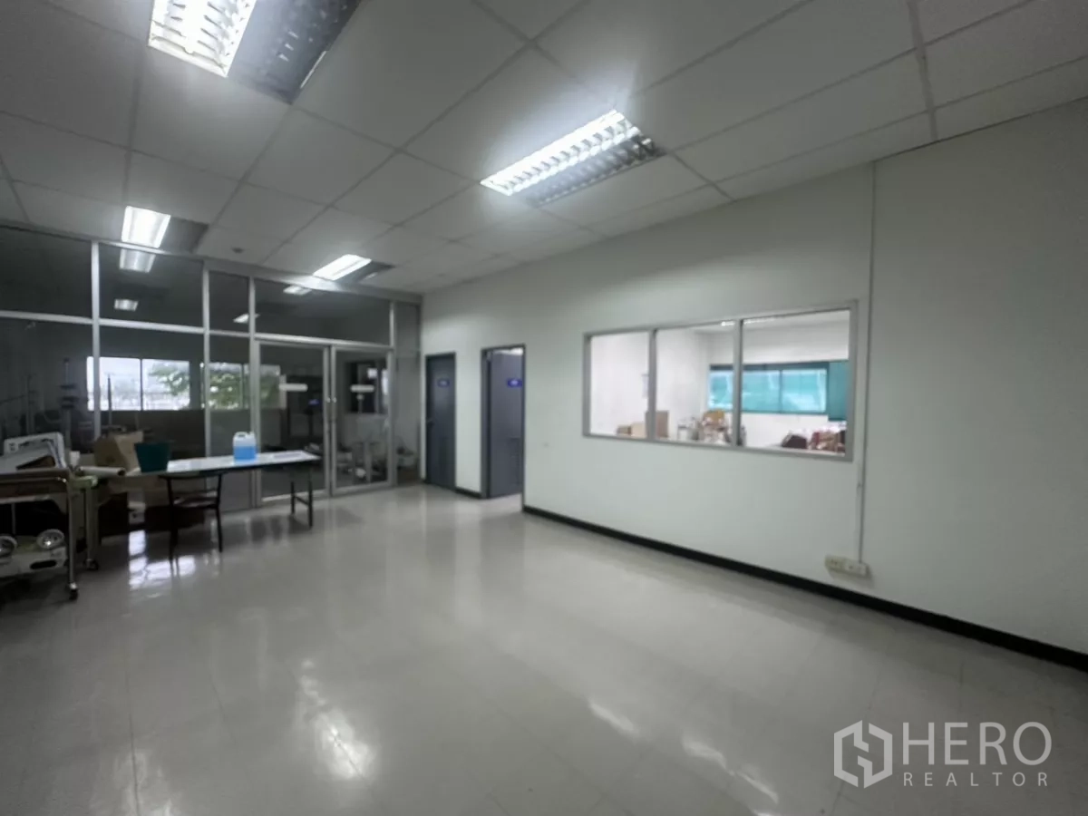工厂 出售在Lat Krabang, Bangkok - 小型办公室区域，玻璃隔断与日光灯。