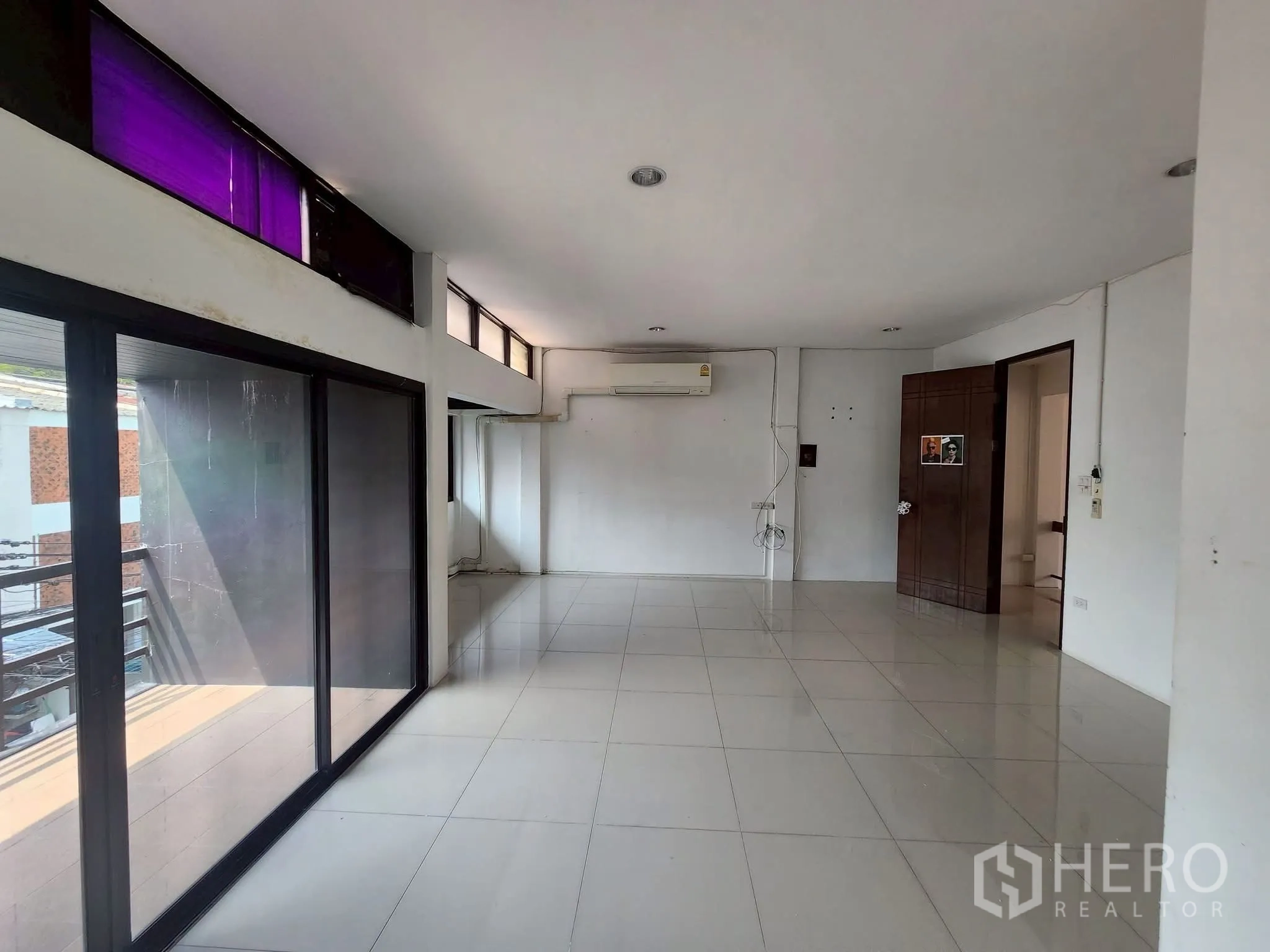 家庭办公室 for rent in Khlong Toei, Bangkok - 采光充足的开放式空间，推拉落地玻璃与高侧窗，白色地砖。