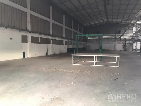 Factory for rent in Mueang Chon Buri, Chon Buri - Open production area featuring high ceilings, partition walls and a metal worktable frame.