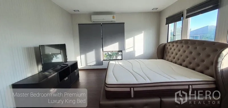 Detached House for rent in Bang Phli, Samut Prakan - Master bedroom with luxury king bed, multiple windows and a TV console