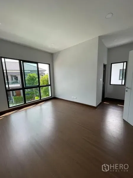 独立式住宅 出租 - 明亮空房卧室，木地板与转角大窗