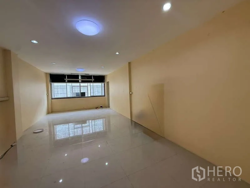 带办公室的家 出租在Khlong Toei, Bangkok - 空置大房间，亮面白色地砖与宽窗户引入自然光。