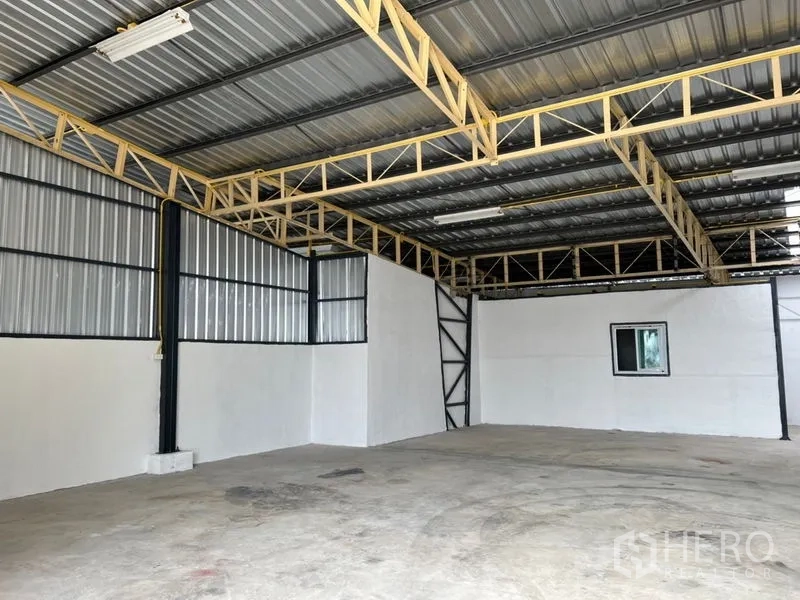 货栈 出租在Suan Luang, Bangkok - 仓库内部宽敞，钢桁架屋顶、荧光照明与混凝土地面。