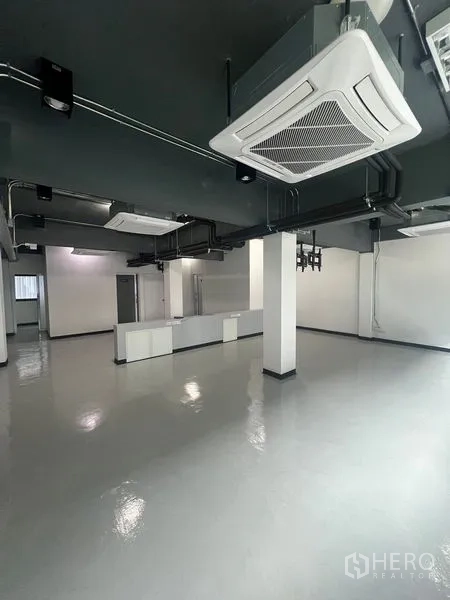 Retail Space for rent in Watthana, Bangkok - Spacious retail interior with support columns, cassette air-conditioning and a grey industrial-style ceiling.
