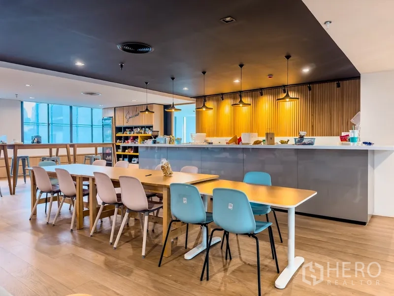 ออฟฟิศ for rent in Bang Rak, Bangkok - แพนทรีสไตล์คาเฟ่สว่างไสวพร้อมโคมไฟแขวน โต๊ะทานอาหาร และเคาน์เตอร์