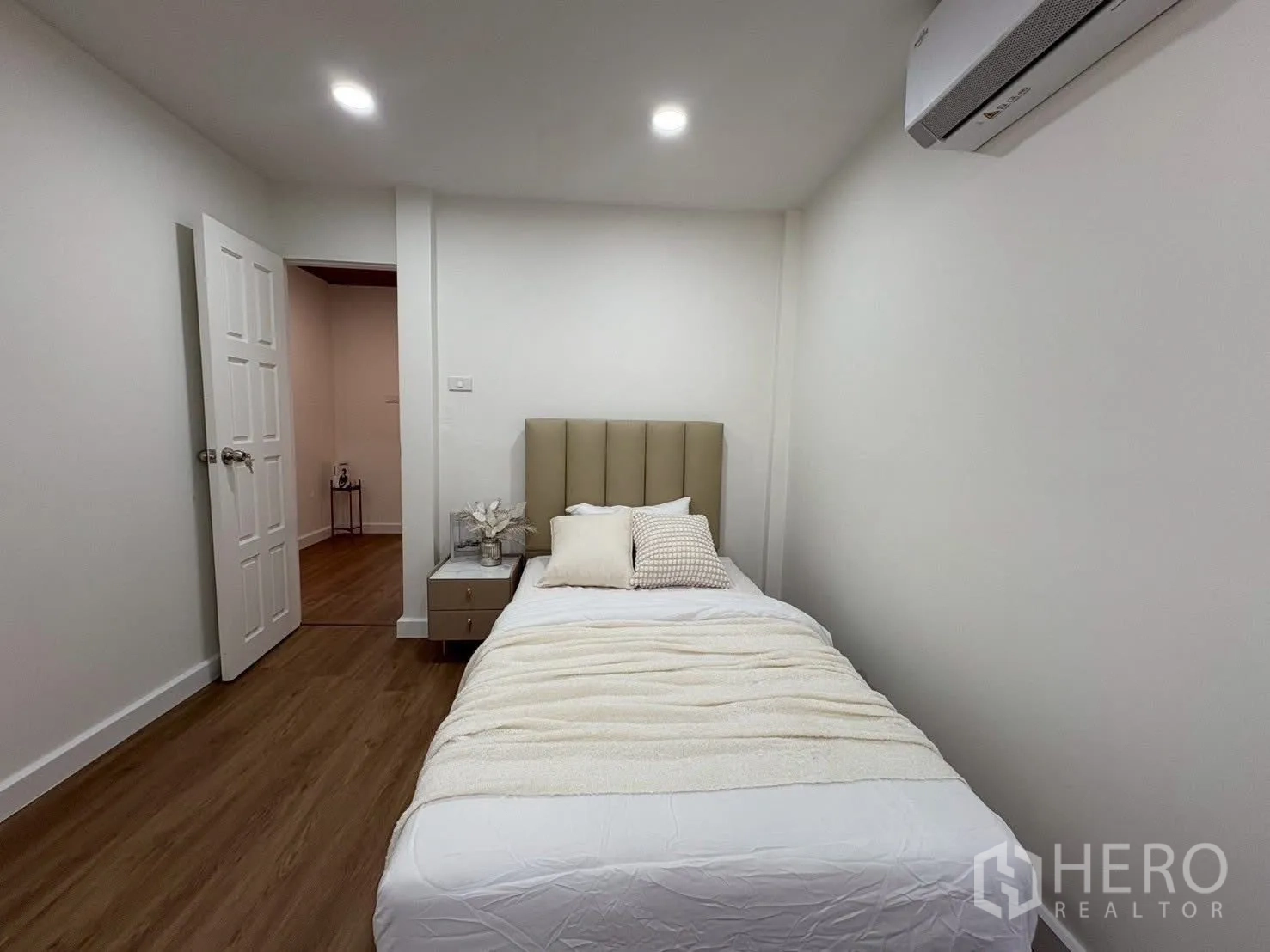 独立式住宅 出租在Huai Khwang, Bangkok - 紧凑次卧，单人床与空调
