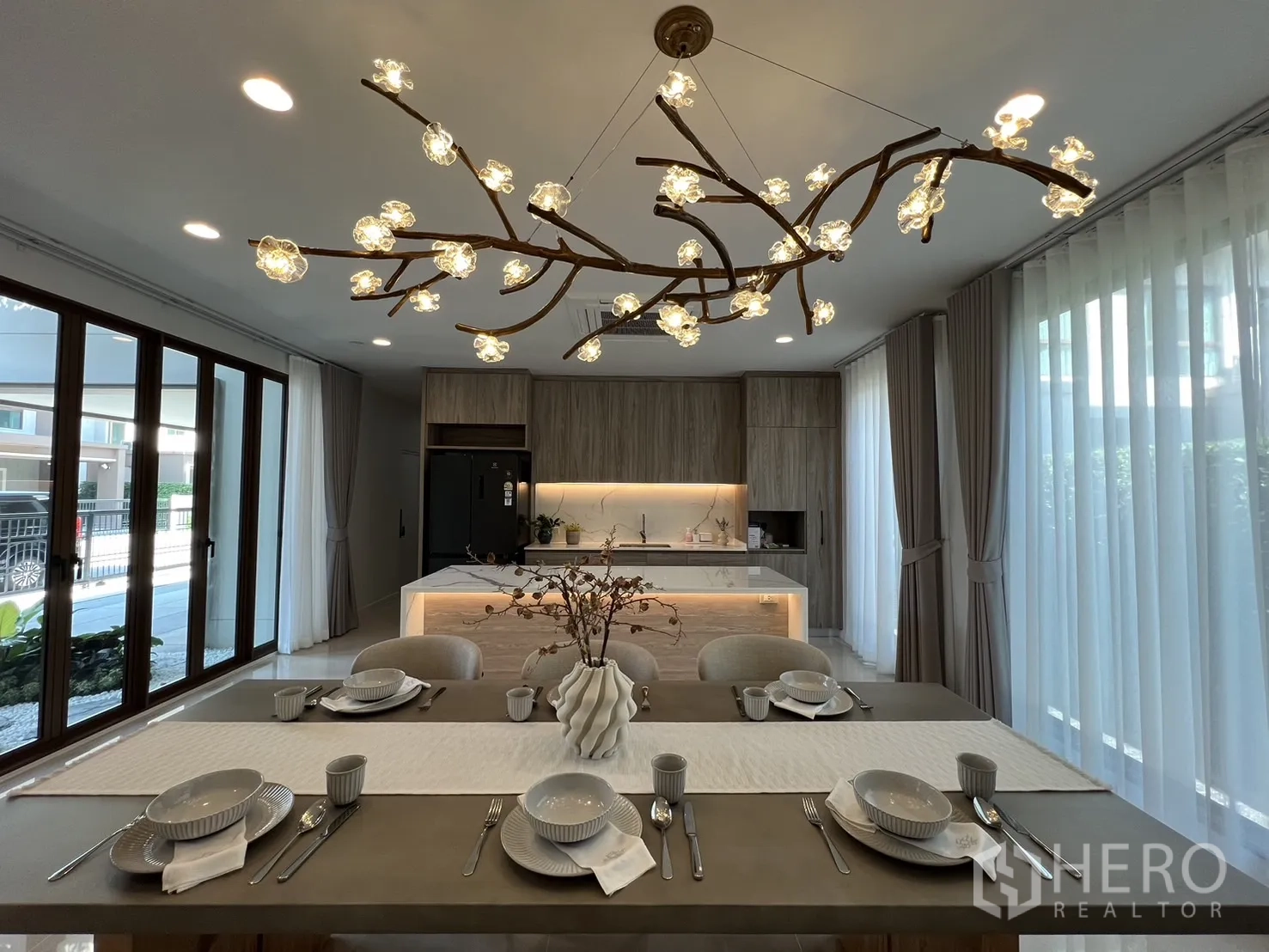Detached House for rent or sale in Bang Kapi, Bangkok - Close-up of branch-style chandelier above the dining table.