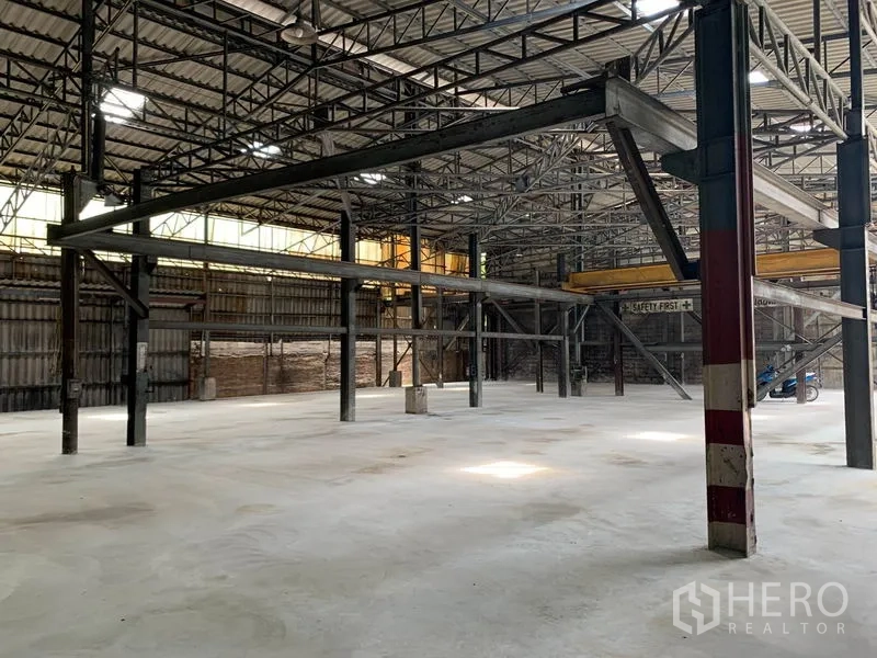 货栈 出租在Yan Nawa, Bangkok - 仓库内钢结构与夹层框架，开阔地面空间