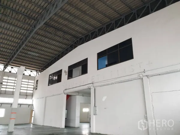 Factory for rent in Bang Pakong, Chachoengsao - Close view of the internal two-storey office block with windows overlooking the production hall.