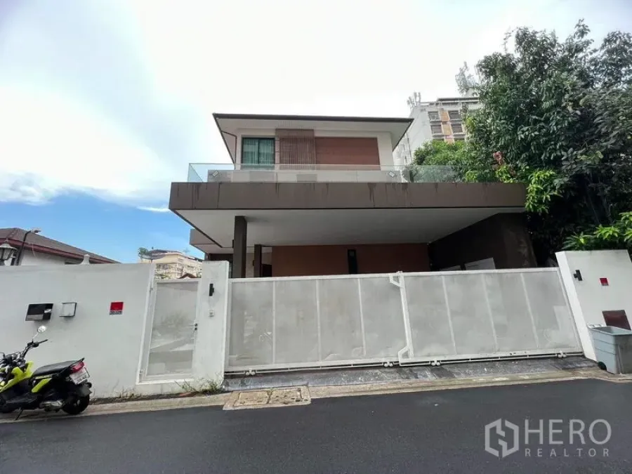 Detached House for rent - Modern two-storey house exterior with gated parking and balcony.
