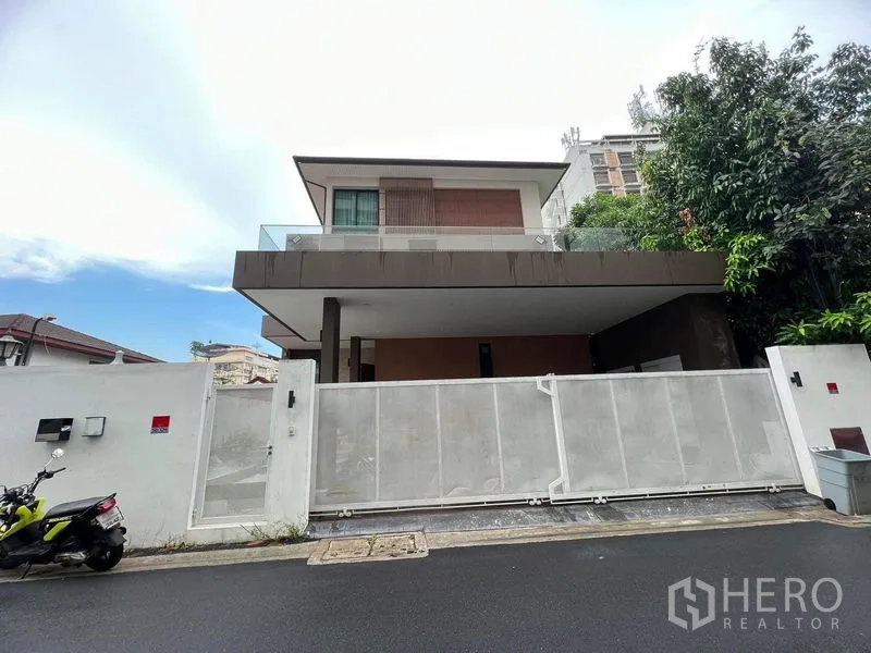 独立式住宅 出租 - 现代两层外立面，带围墙车位与阳台