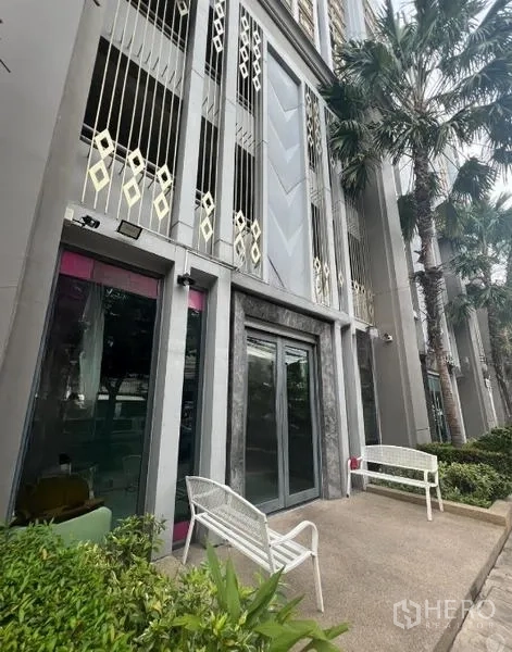 Retail Space for rent in Khlong Toei, Bangkok - Ground-floor shopfront with floor-to-ceiling glass, outdoor seating, decorative metalwork, and greenery in the Sukhumvit area.