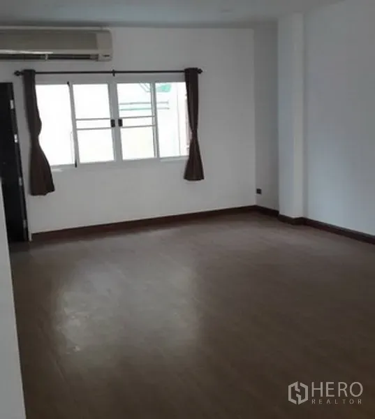 带办公室的家 出租在Khlong Toei, Bangkok - 多功能空房，窗户、空调与木纹地板
