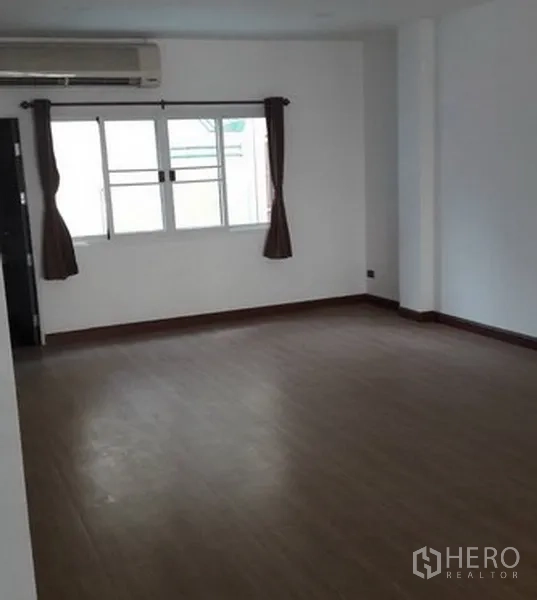 带办公室的家 出租在Khlong Toei, Bangkok - 多功能空房，窗户、空调与木纹地板