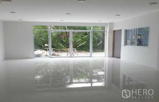 Warehouse for rent in Prawet, Bangkok - Wide reception or office opening to the yard via sliding glass wall and an internal service window.