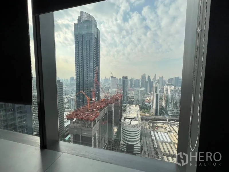 Office Space for rent in Huai Khwang, Bangkok - Panoramic Bangkok skyline view toward Rama 9 from a high-floor window.