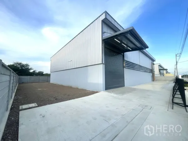 Factory for rent or sale in Bang Yai, Nonthaburi - Loading bay with roller shutter door, canopy and sloped truck access.