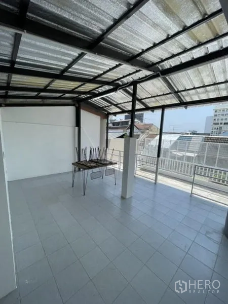Townhouse for rent in Phra Khanong, Bangkok - Open rooftop terrace with table, chairs and tiled floor for outdoor use.