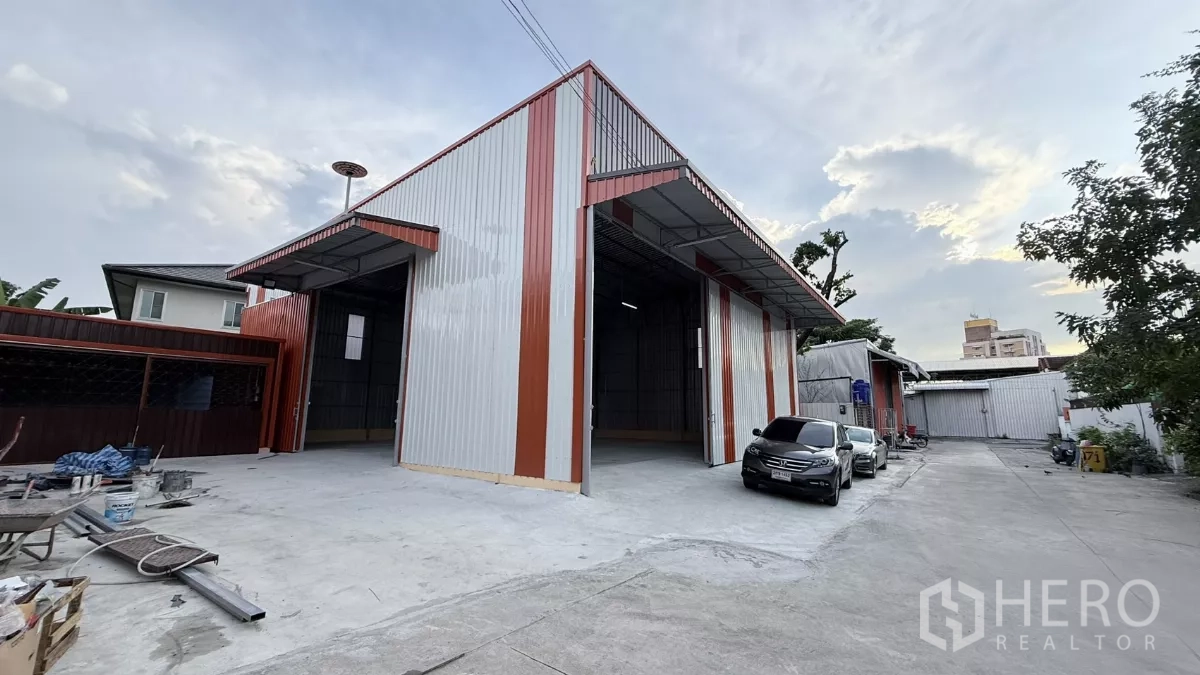 货栈 出租在Wang Thonglang, Bangkok - 仓库正面视角，开阔出入口与充足前场车位。