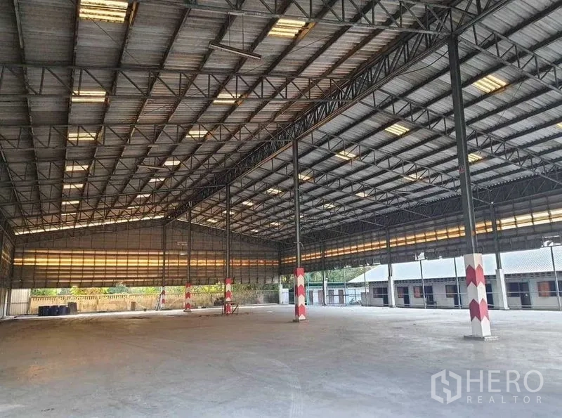 货栈 出租或出售在Mueang Pathum Thani, Pathum Thani - 通透的仓库大厅，高屋顶钢柱与平整混凝土地坪。
