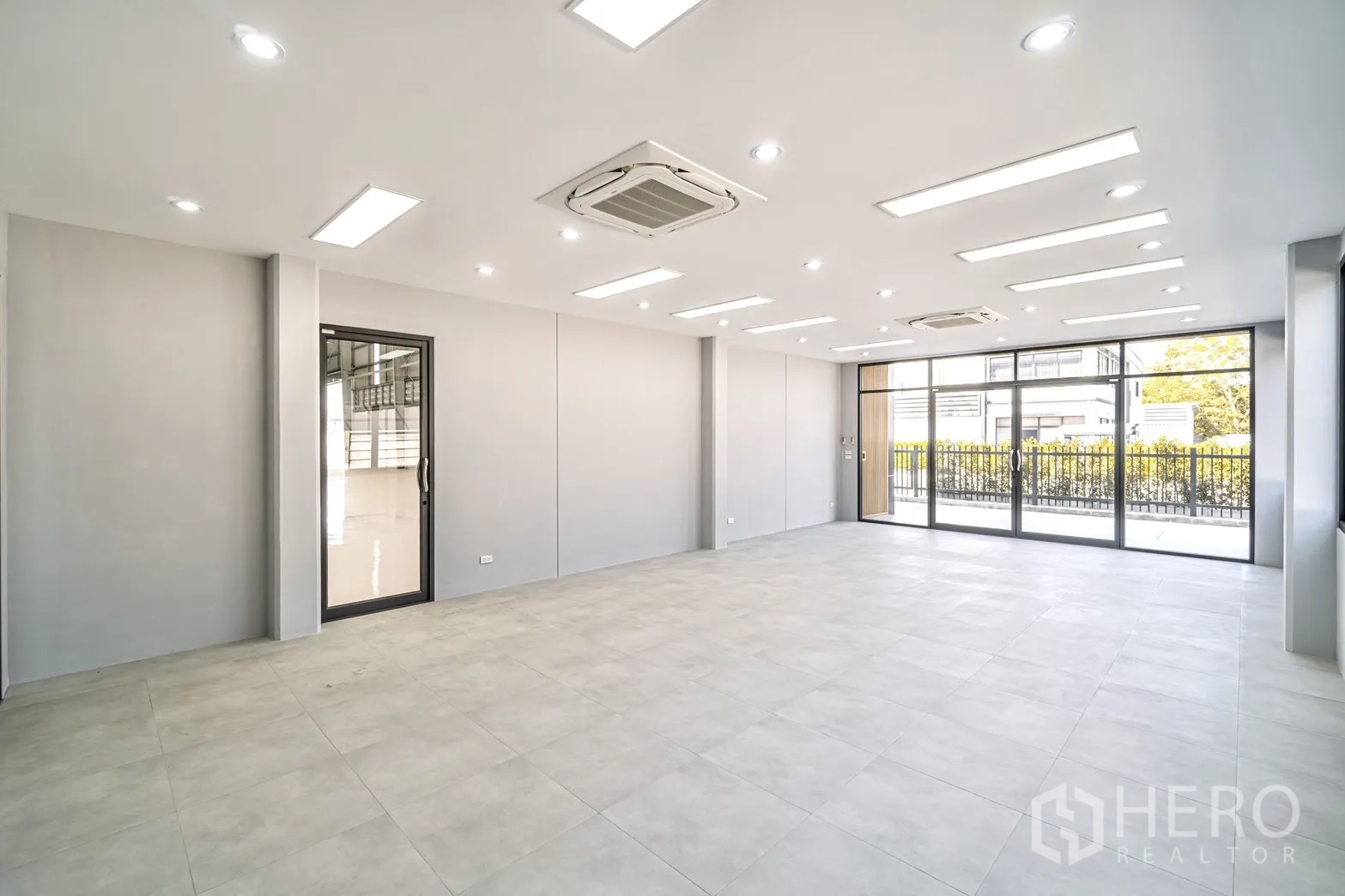 Factory for rent or sale in Lam Luk Ka, Pathum Thani - Bright office room with ceiling cassette air-conditioning, tiled floors and glass frontage.