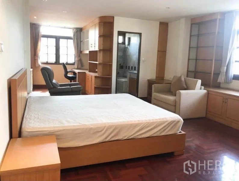 Detached House for sale in Mueang Samut Prakan, Samut Prakan - Bright bedroom with bed, shelving, large window and ensuite bathroom.