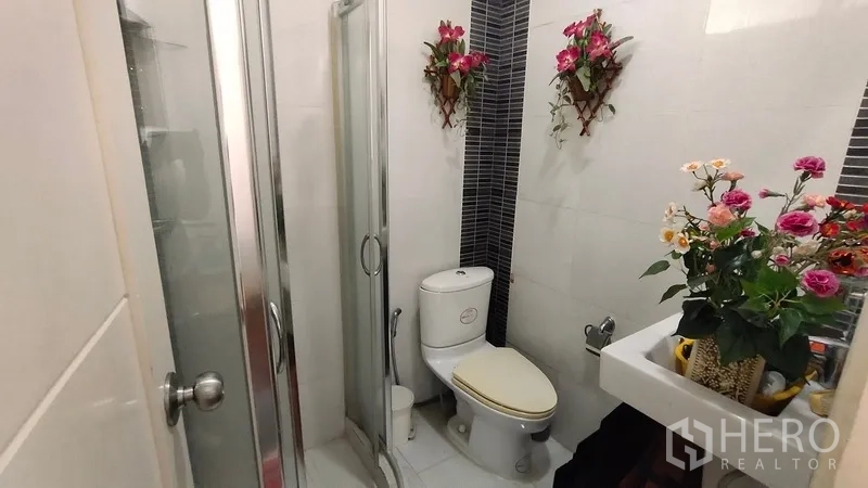 联排别墅 出租在Watthana, Bangkok - 紧凑客卫，玻璃淋浴房与壁挂式洗手盆。