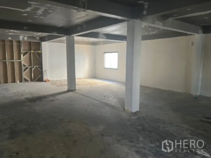 Retail Space for rent in Pathum Wan, Bangkok - Open space with columns, single window and a partition wall under construction.
