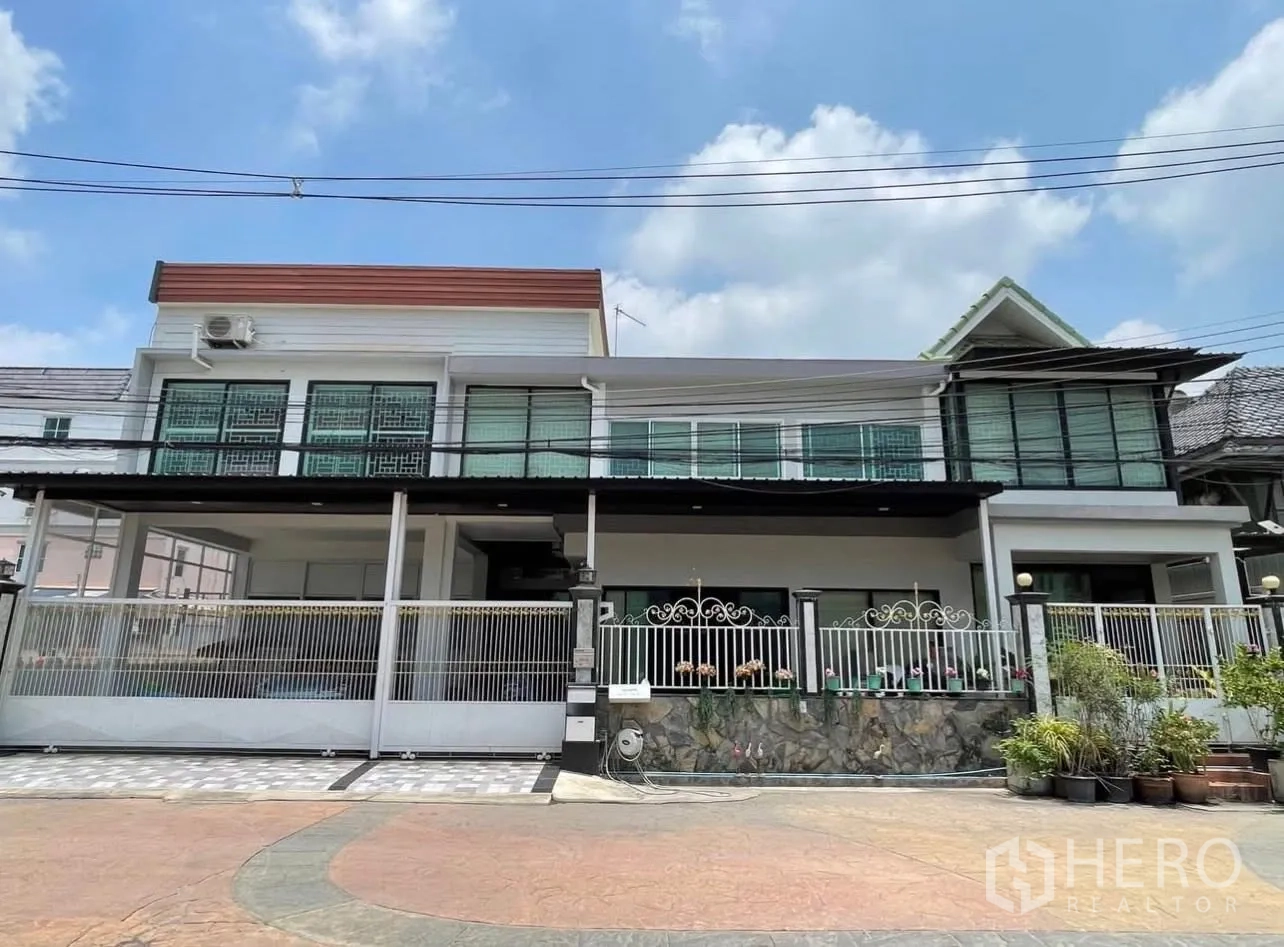 独栋房屋 for rent or sale in Lam Luk Ka, Pathum Thani - 临街两层独栋住宅外观，带栅栏与长廊。