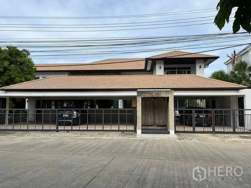 Detached House for sale in Bang Kapi, Bangkok - Front elevation of the gated detached house with multiple covered parking bays
