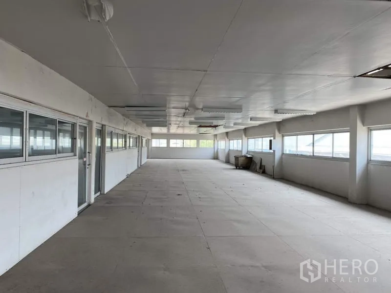 工厂 for sale in Khlong Luang, Pathum Thani - 夹层办公空间宽敞，两侧长窗采光充足。