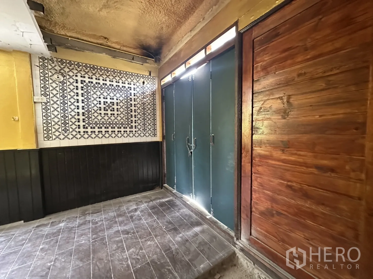 Retail Space for rent in Bang Rak, Bangkok - Entrance lobby with patterned tiles, metal gate and sliding wooden door.