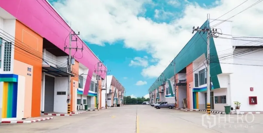 คลังสินค้า ให้เช่าในMueang Samut Sakhon, Samut Sakhon - โกดังแถวสีสันสดใสพร้อมทางวิ่งกว้าง ประตูม้วน และเสาไฟ บรรยากาศนิคมอุตสาหกรรม