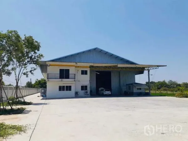 Warehouse for sale in Sai Noi, Nonthaburi - Modern steel warehouse with two-storey office and wide concrete yard in Sai Noi, Nonthaburi.