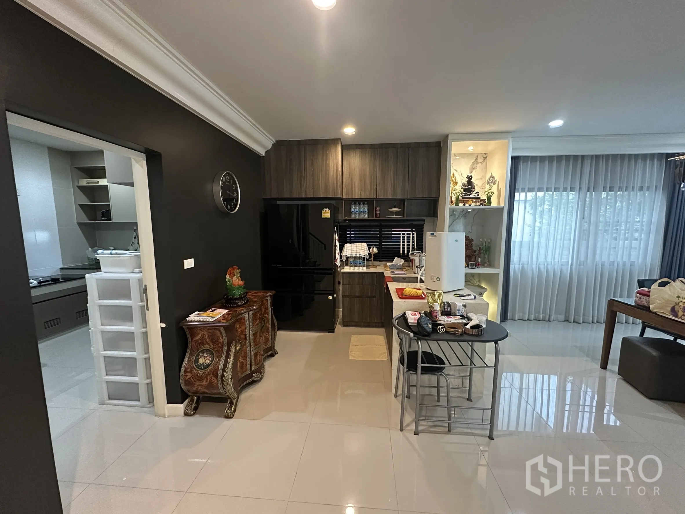 Detached House for rent in Lam Luk Ka, Pathum Thani - Pantry and display shelves connecting to closed kitchen with island.