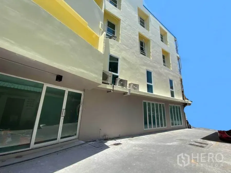 Retail Space for rent in Khlong Toei, Bangkok - Exterior of a multi-storey commercial building with wide glass storefronts.