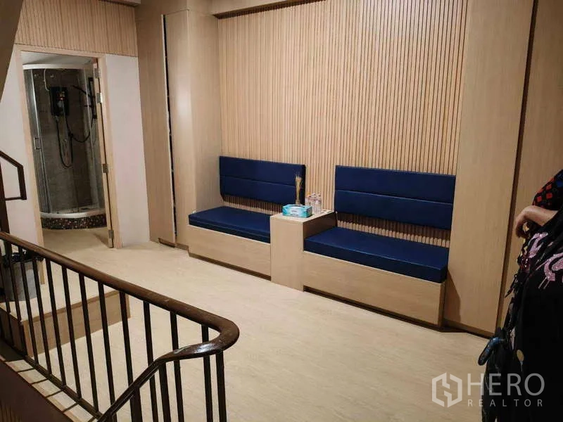 Shophouse for rent or sale in Watthana, Bangkok - Upper landing with blue bench seating beside an enclosed shower.
