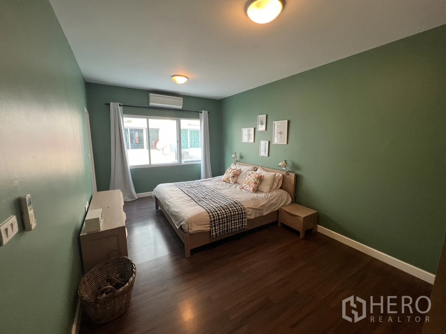联排别墅 for rent in Suan Luang, Bangkok - 宽敞卧室，绿色墙面、双人床与采光窗。