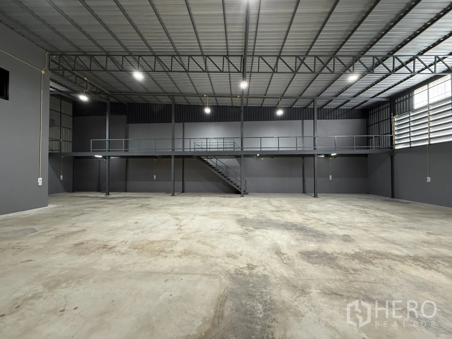 Warehouse for rent in Lam Luk Ka, Pathum Thani - Warehouse interior facing the mezzanine and ventilation panels.