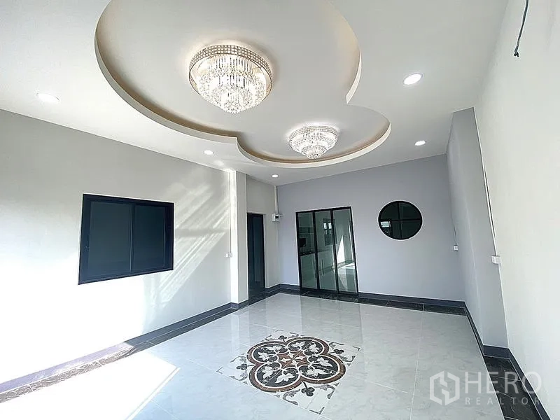 คลังสินค้า ให้เช่าในMueang Pathum Thani, Pathum Thani - เลานจ์ออฟฟิศฝ้าเล่นระดับ โคมแชนเดอเลียร์ และกระเบื้องลายสวยกลางห้อง