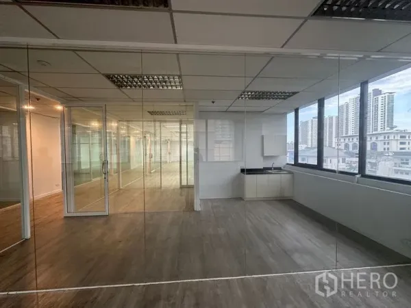 Office Space for rent in Din Daeng, Bangkok - Open-plan workspace with glass partitions, pantry and large windows with city views.
