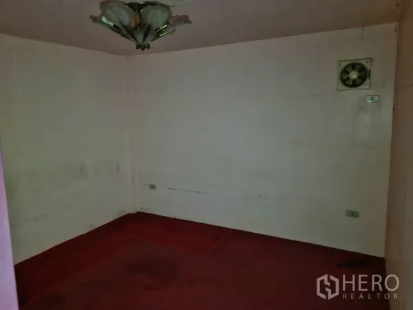 Shophouse for rent in Bang Rak, Bangkok - Small empty room featuring a wall exhaust fan and vintage ceiling light.