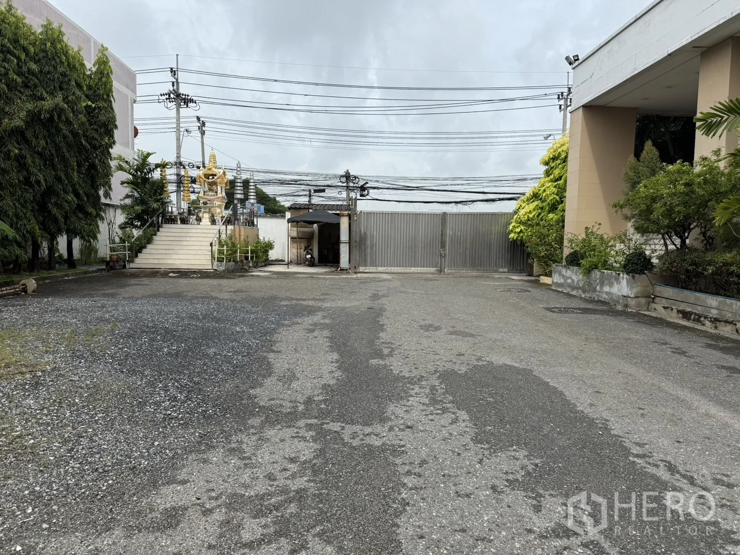 工厂 for rent in Bang Phli, Samut Prakan - 园区宽阔车道通向金属推拉大门，两侧有绿化。