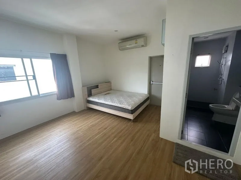带办公室的家 出租在Wang Thonglang, Bangkok - 卧室带套内卫生间，设窗和空调。